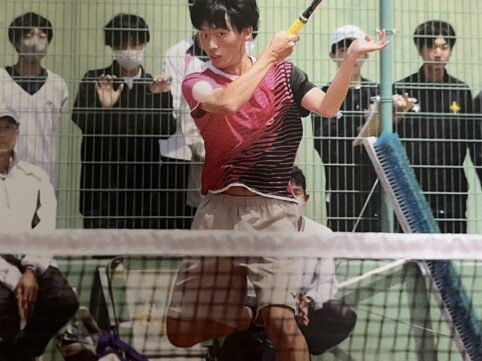 ソフトテニスをしている男性